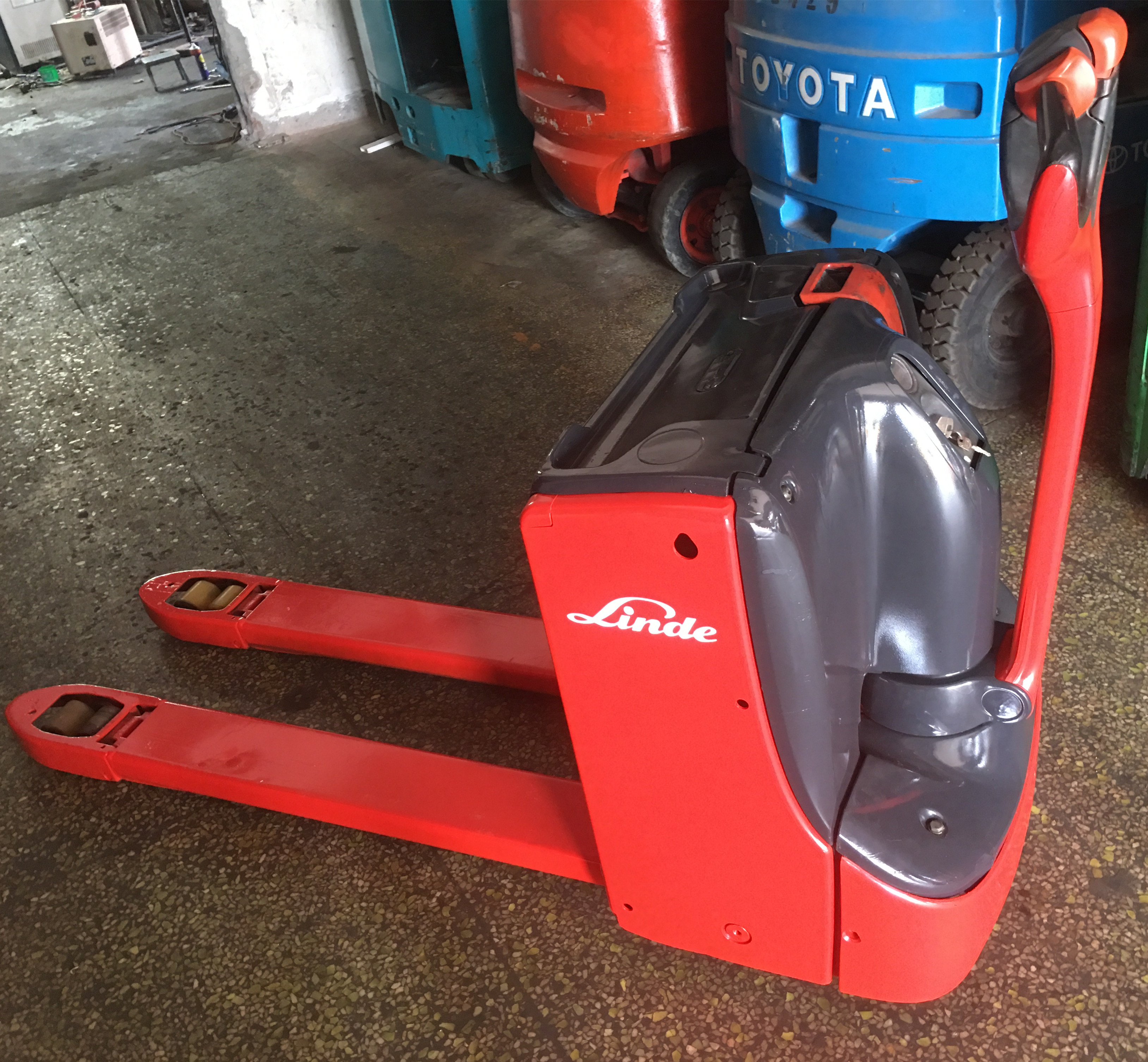 二手林德T20電動(dòng)托盤搬運(yùn)叉車2噸地牛