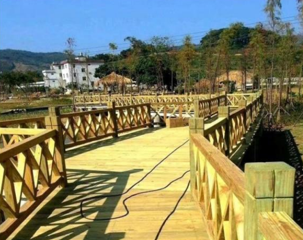 鄭州景區(qū)防腐木棧道 支持定制 鄭州室外防腐木棧道 *惠