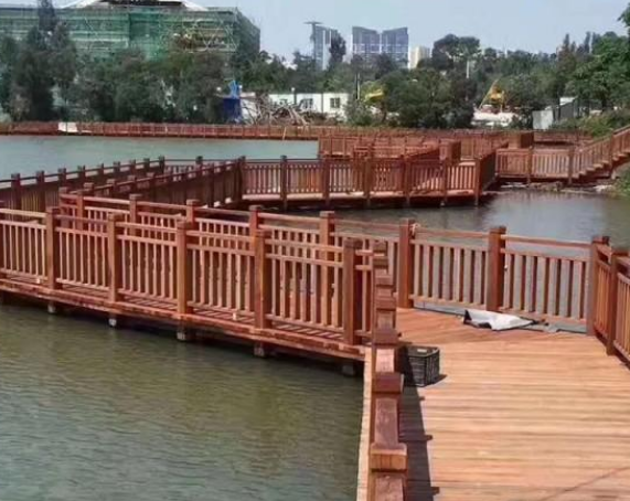 鄭州景區(qū)防腐木棧道 支持定制 鄭州室外防腐木棧道 *惠