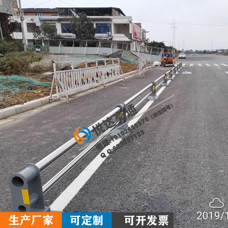 道路隔離欄 不銹鋼復(fù)合管機(jī)非道路中央馬市政交安通道路隔離欄隔離墩廠家貨源