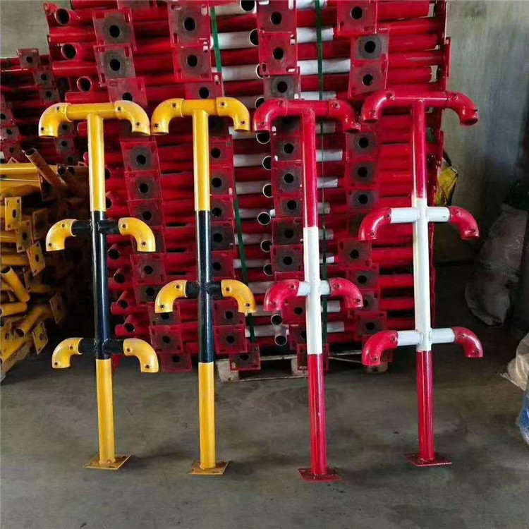 建筑施工圍擋立桿 立桿現(xiàn)貨供應(yīng)   防護(hù)欄立桿