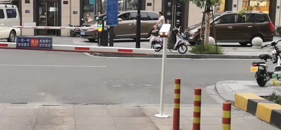 道閘門配上華舜的雷達車檢器