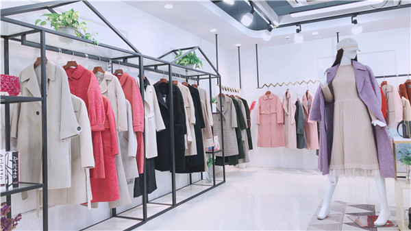 迪萊珂斯冬季時尚品牌女裝尾貨批發(fā)，時尚潮流品牌折扣女裝直播貨源