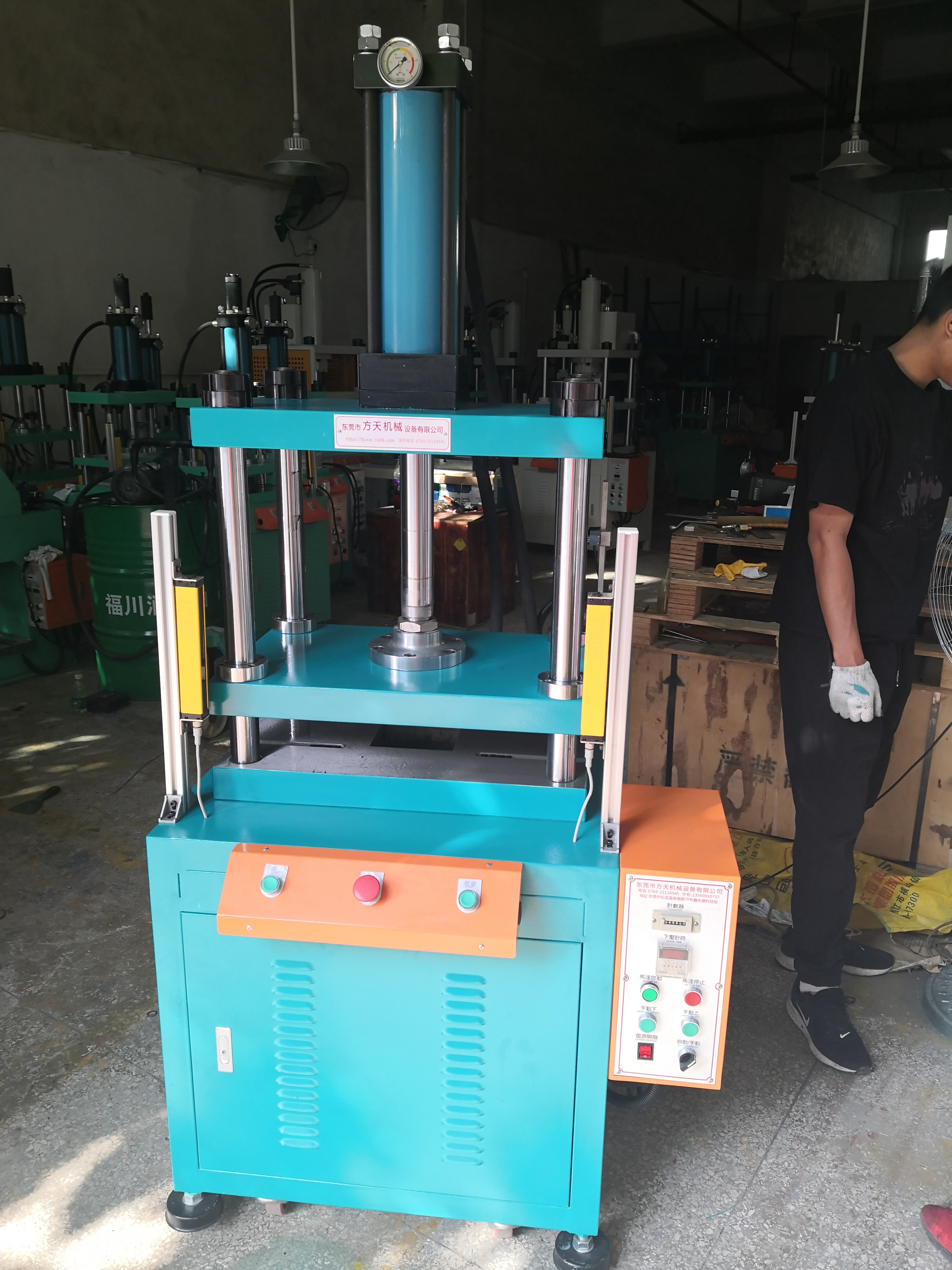 四柱液壓壓力機(jī)-鋁鎂鋅合金制品毛刺沖切機(jī)-水口沖邊液壓機(jī)