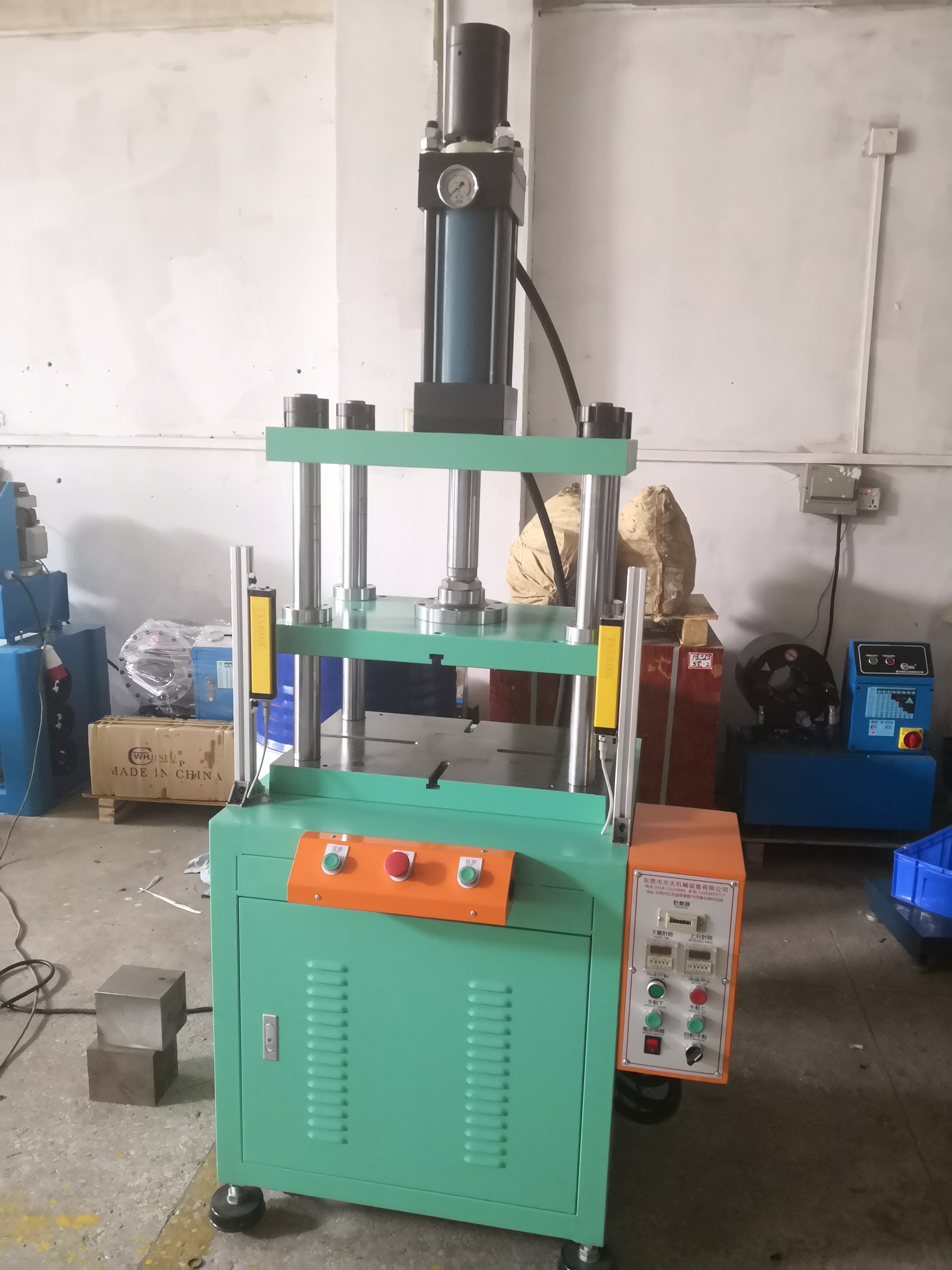 四柱液壓壓力機(jī)-鋁鎂鋅合金制品毛刺沖切機(jī)-水口沖邊液壓機(jī)