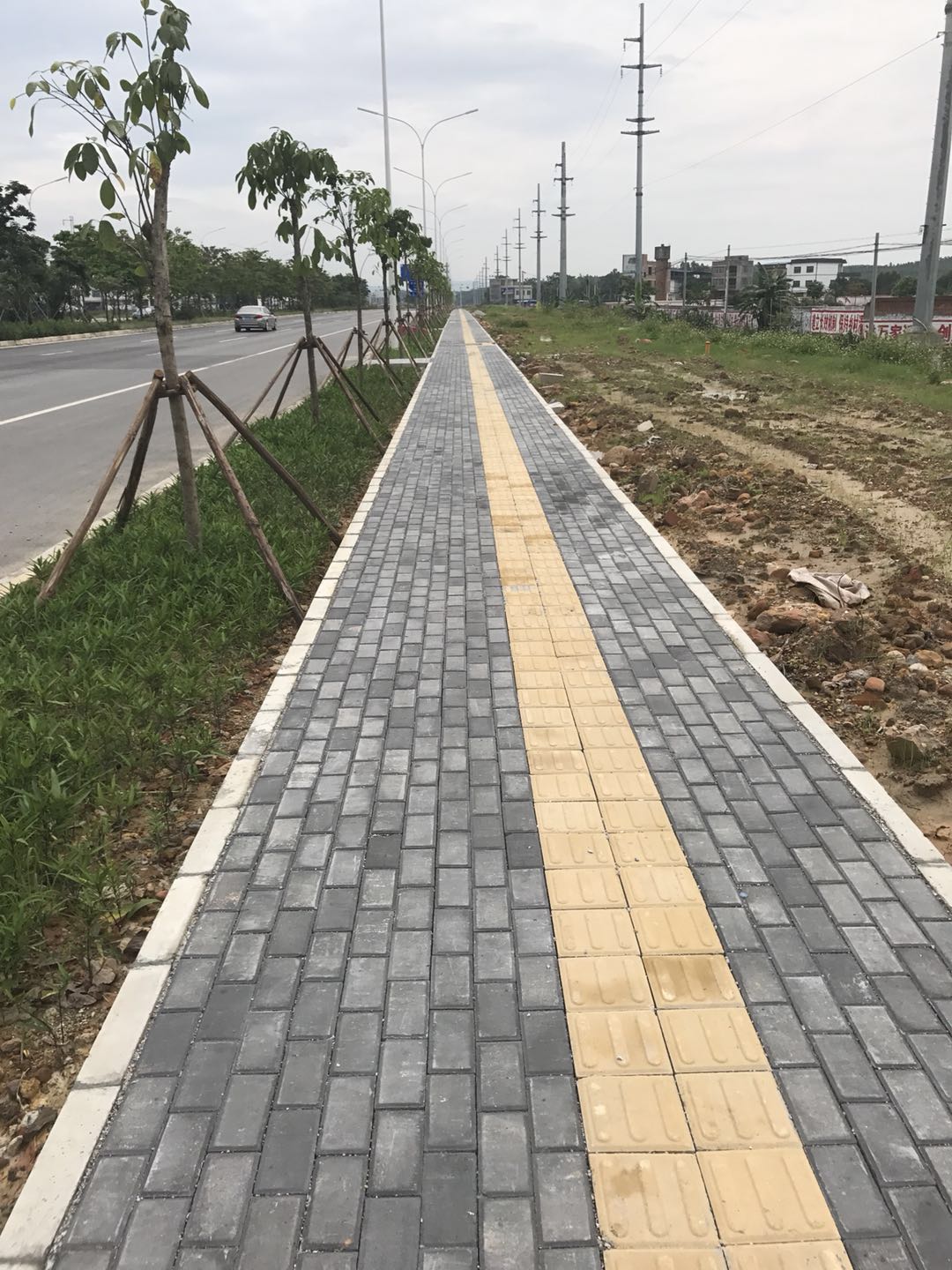 廣西省人行道透水磚 路面透水磚 廠家生產(chǎn)批發(fā) 出售價(jià)格 歡迎來電咨詢