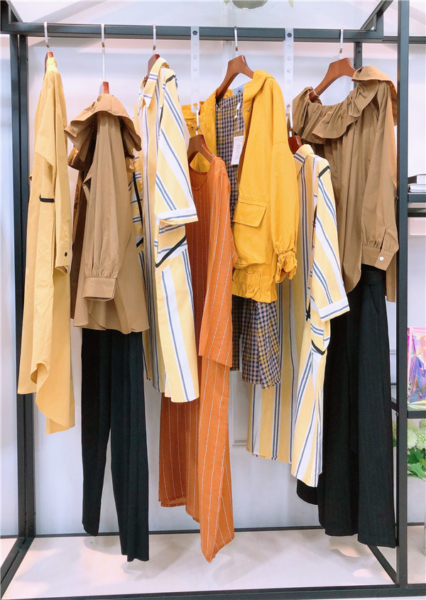 意怯秋季品牌折扣女裝直播貨源批發(fā)，品牌女裝專(zhuān)柜尾貨批發(fā)