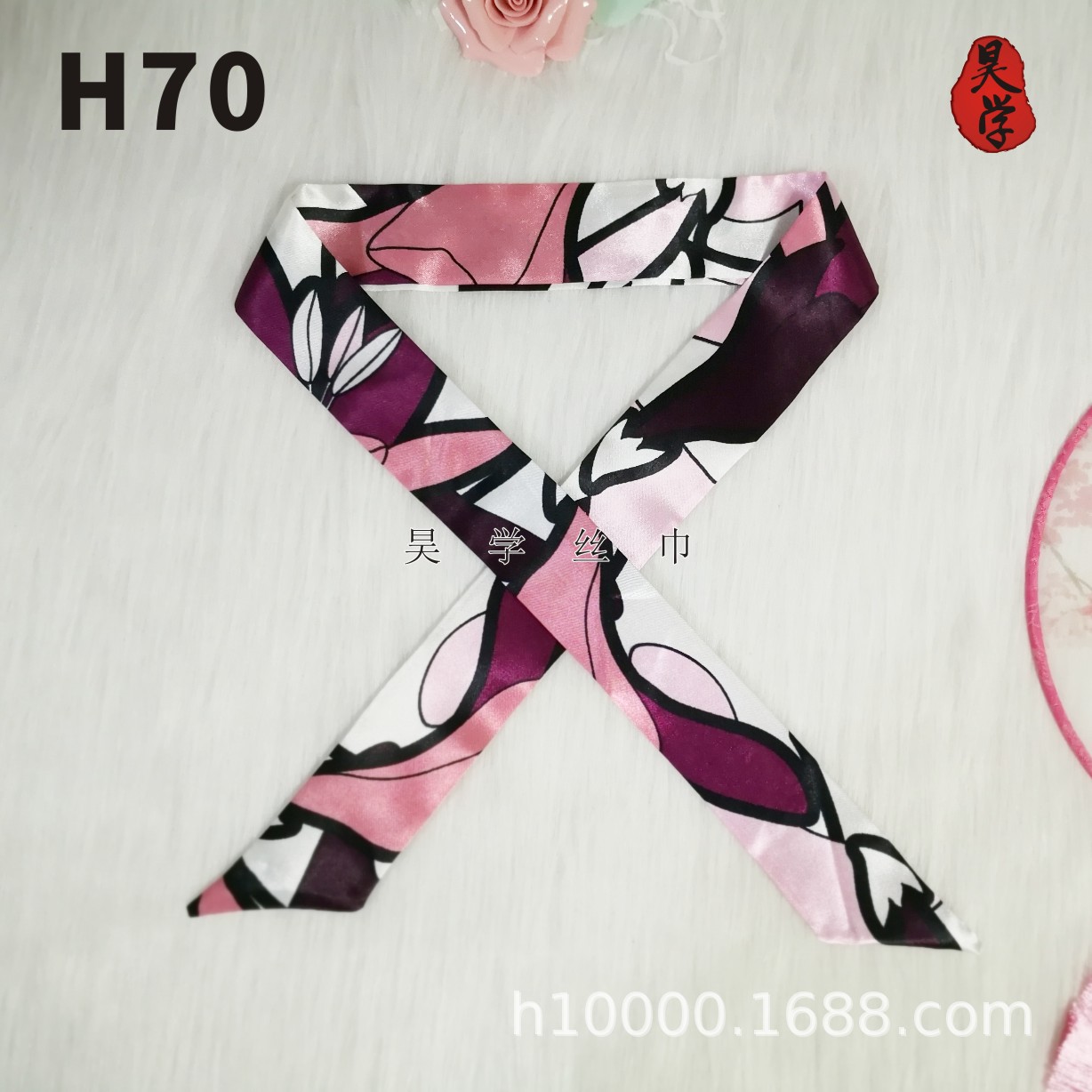 綁包絲巾現(xiàn)貨供應(yīng) 絲巾的妙用 夏天絲巾綁包包的系法