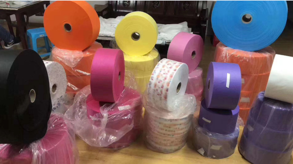 福建供應(yīng)彩色無(wú)紡布 各色各樣可定制 PP印花無(wú)紡布 水刺無(wú)紡布*黏膠
