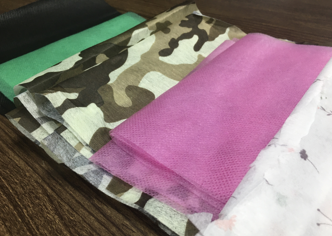 福建供應(yīng)彩色無(wú)紡布 各色各樣可定制 PP印花無(wú)紡布 水刺無(wú)紡布*黏膠
