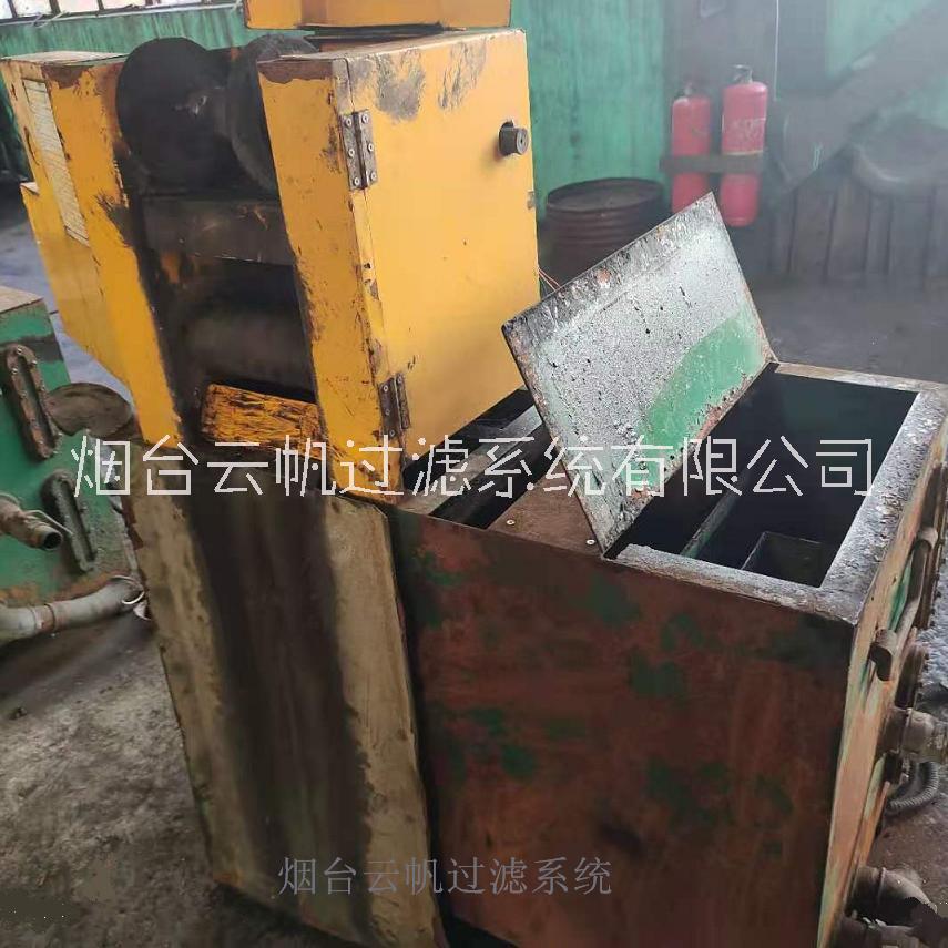 佩帶防雨罩的立式撇油機