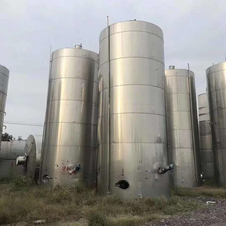 臥式運(yùn)輸儲(chǔ)油罐臥式運(yùn)輸儲(chǔ)油罐