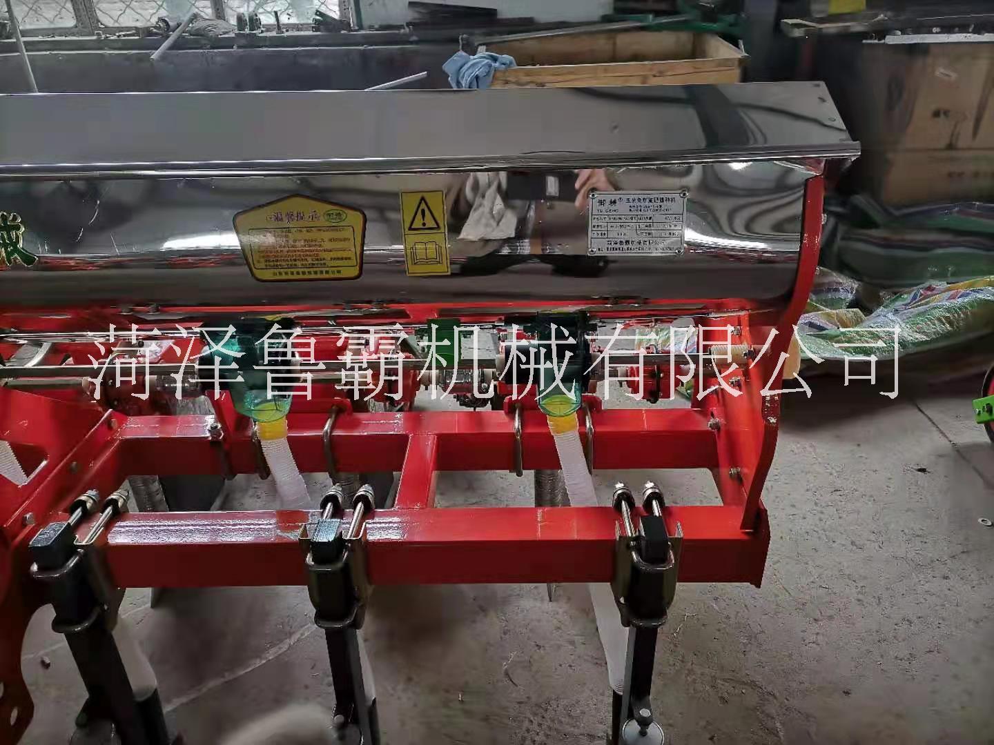 懸浮式玉米播種機(jī)四輪拖拉機(jī) 農(nóng)用播種機(jī) 多行玉米播種施肥同播機(jī) 新款三行玉米播種機(jī)