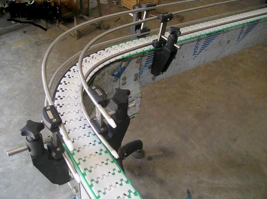 轉(zhuǎn)彎柔性輸送線  Z型皮帶輸送機(jī)  不銹鋼網(wǎng)帶輸送機(jī)    夾瓶提升機(jī)