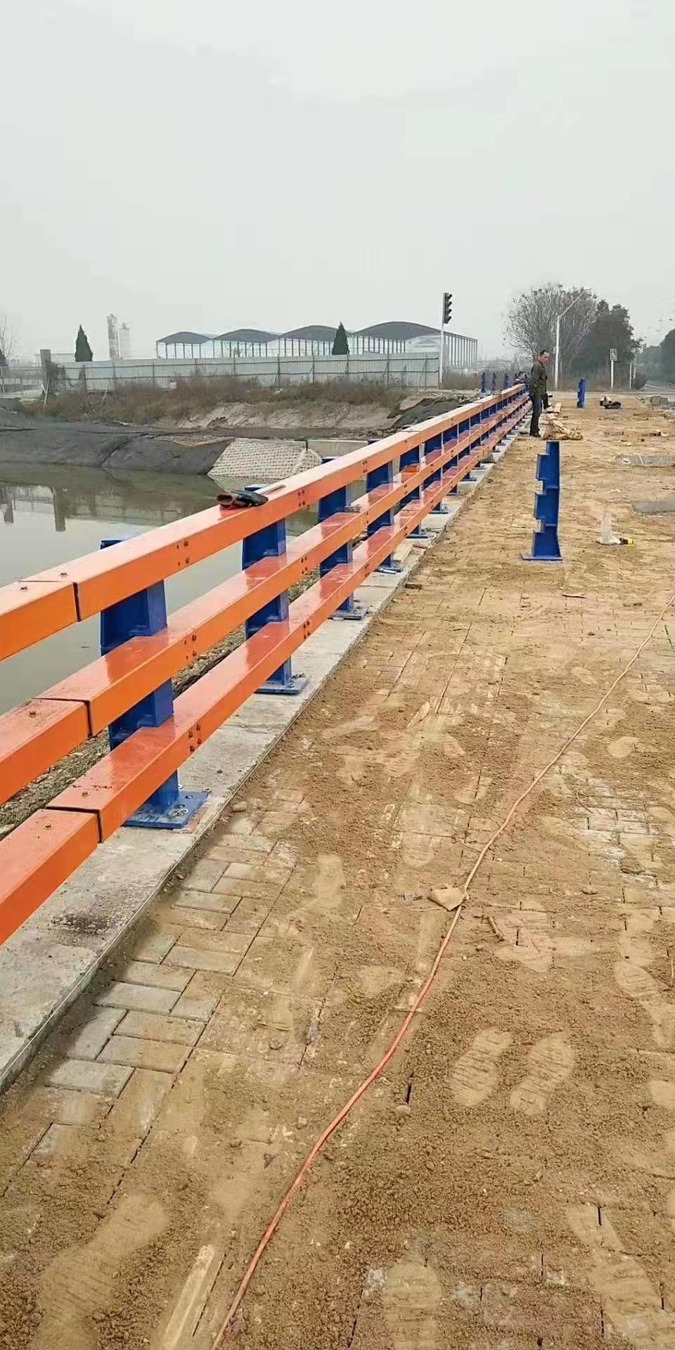 供應(yīng)棧道護(hù)攔廠家現(xiàn)貨 來圖訂做護(hù)攔廠家 市政不銹鋼防護(hù)欄廠家現(xiàn)貨