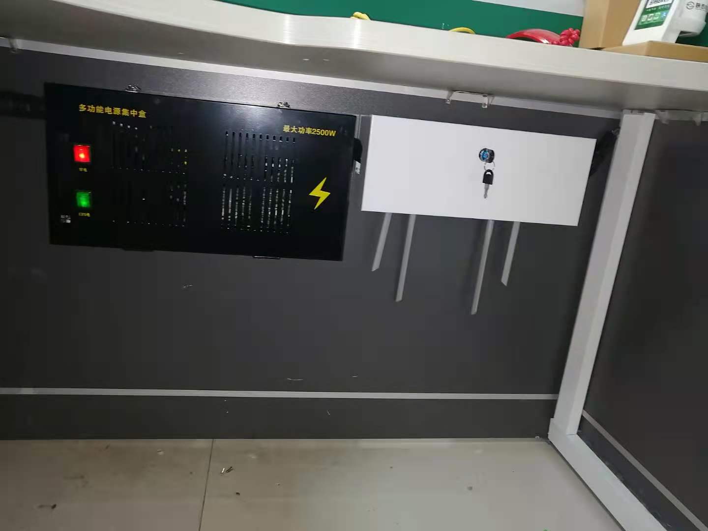 線路整理剛性防護(hù)柜臺(tái)*多功能電源集中盒電源分離器  供應(yīng)貴州各銀行多功能電源集中盒