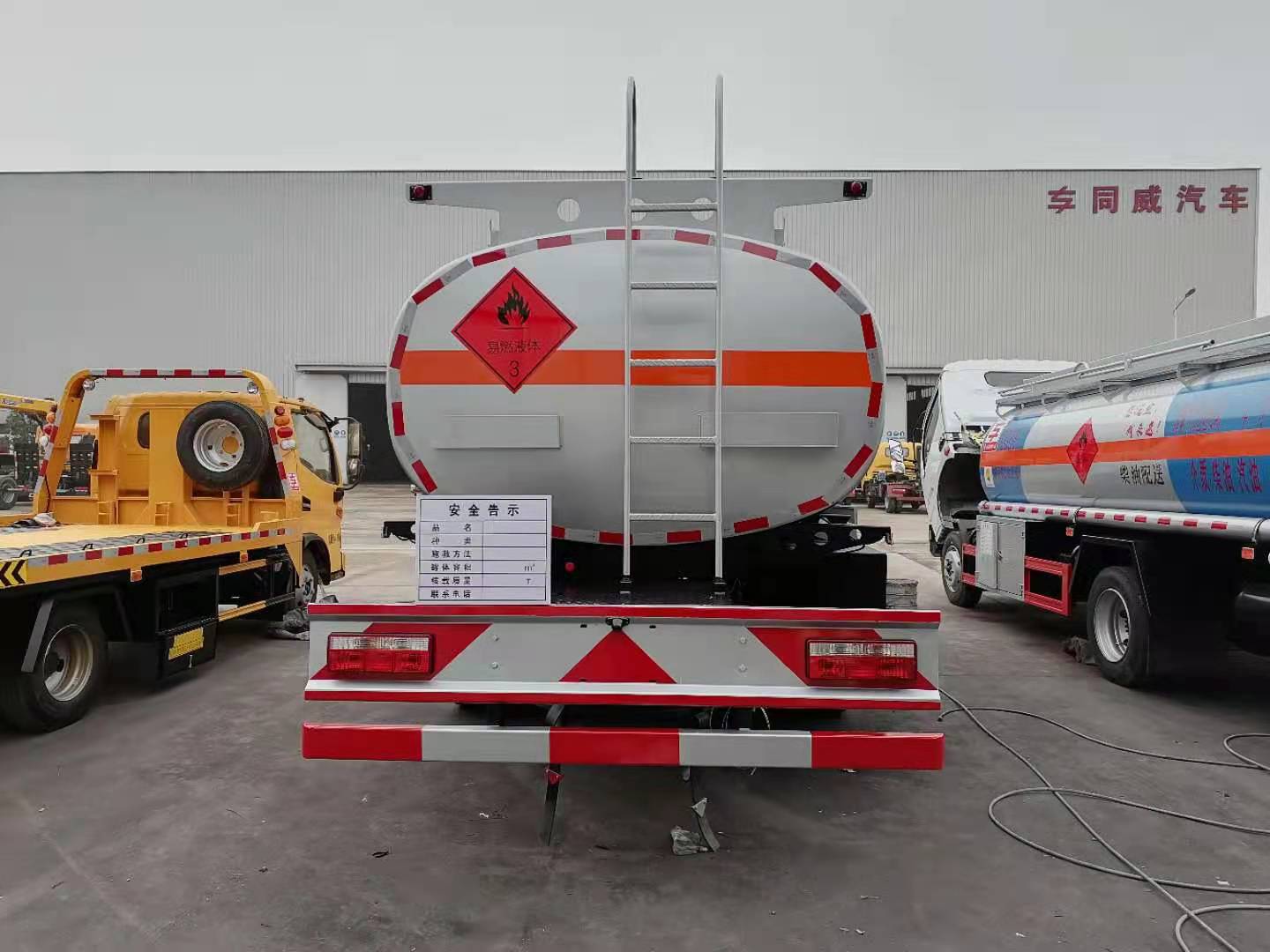 運(yùn)油車(chē)*車(chē)廠家直銷