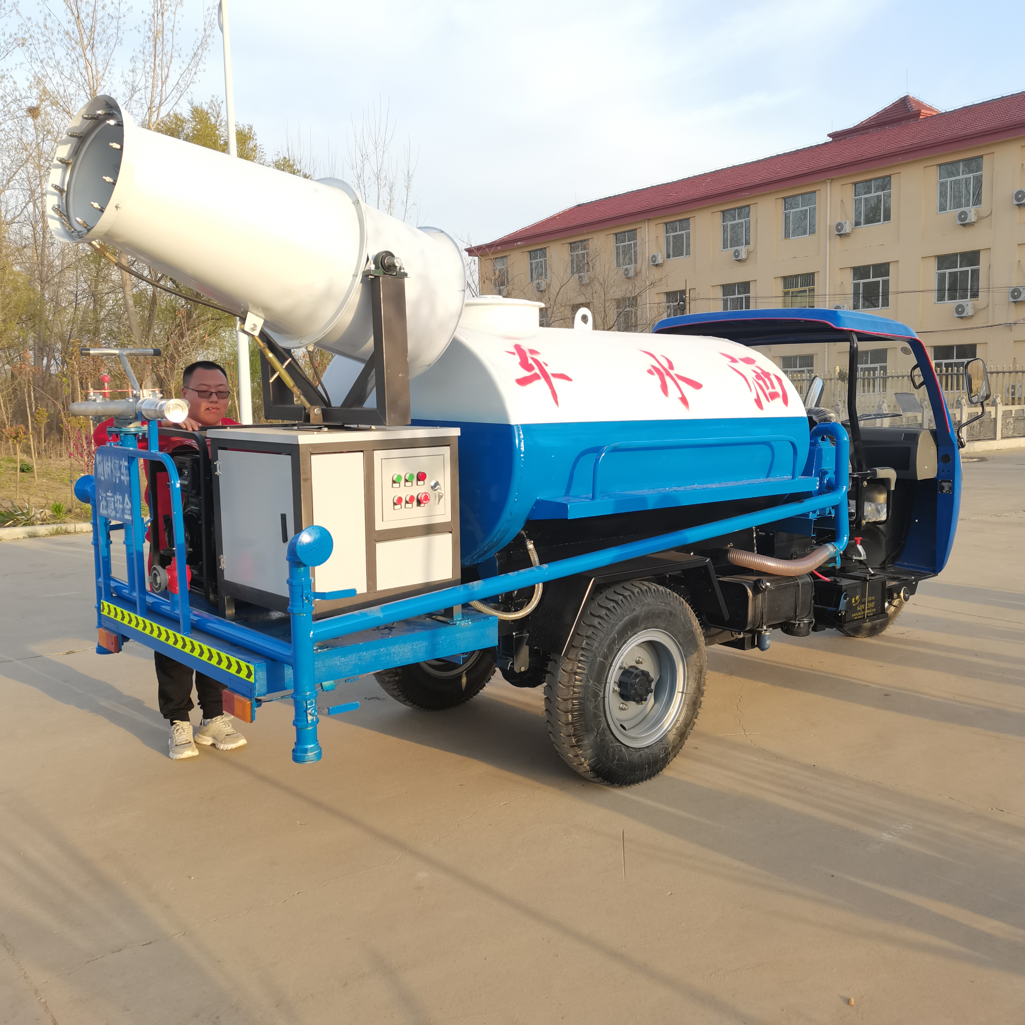 霧炮灑水車廠家報(bào)價(jià)  霧炮灑水車價(jià)格