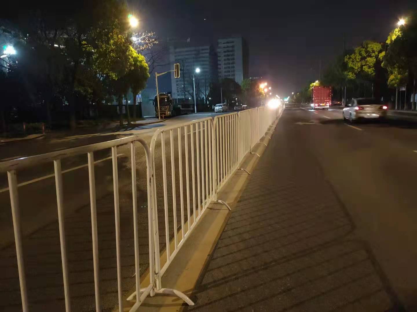 江蘇白色鐵馬租賃，江蘇白色護欄租賃，江蘇白色圍欄租賃