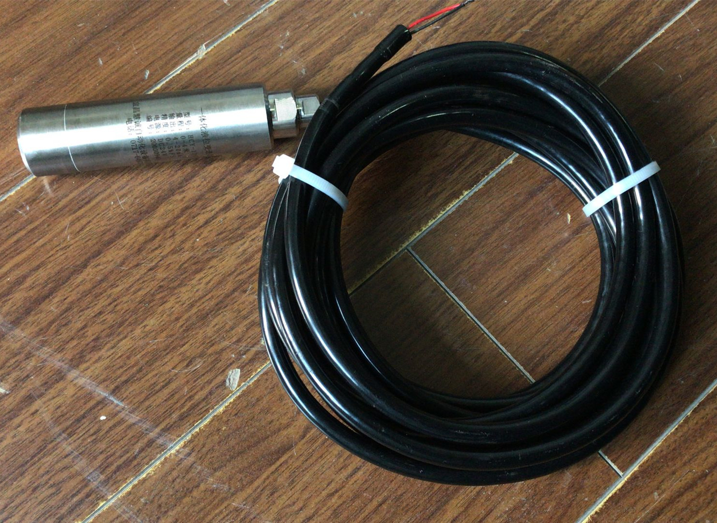 投入式 平衡罩式導(dǎo)氣式液位變送器