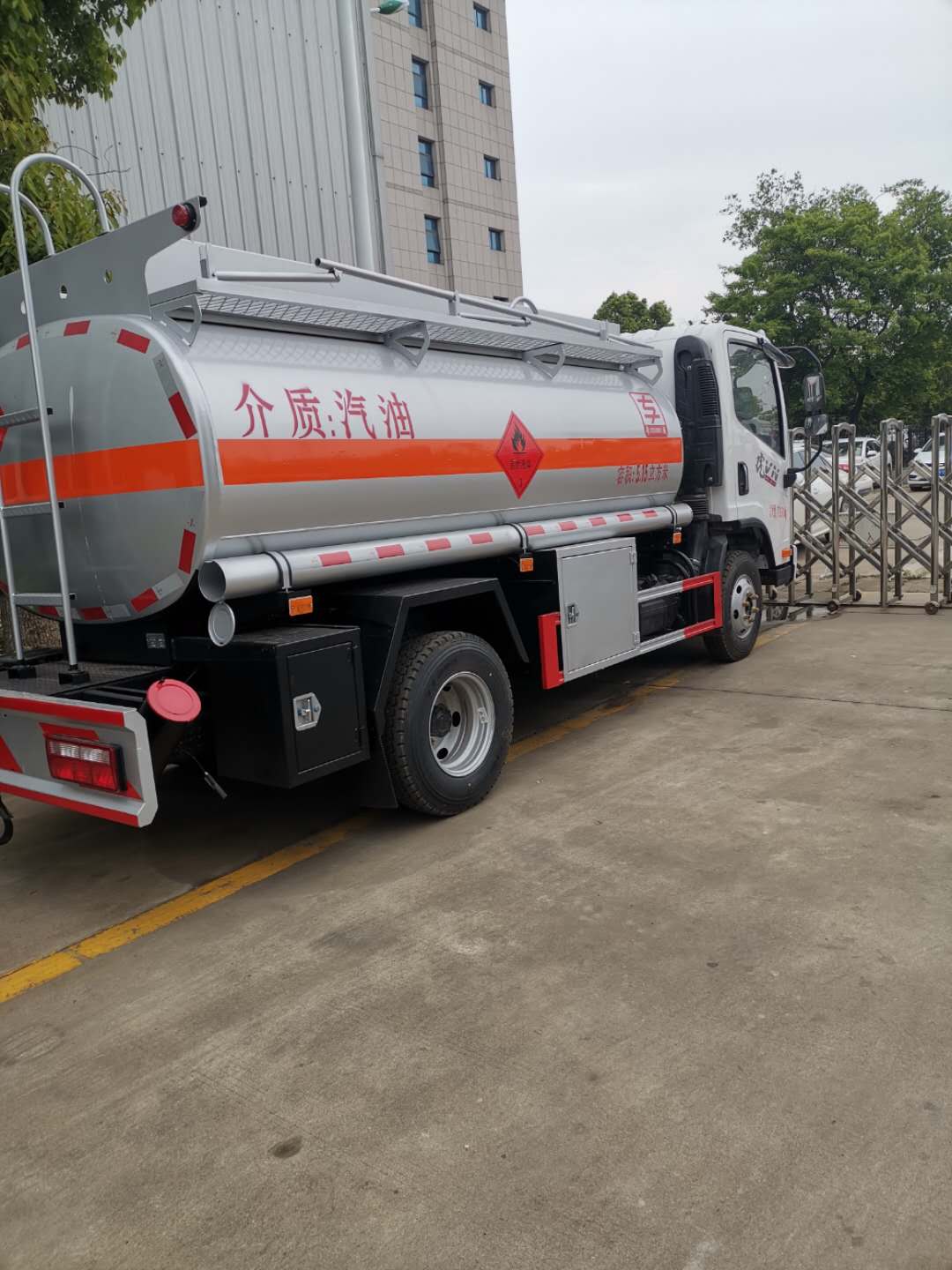 福建戶5噸加油車 東風(fēng)5噸油罐車湖北楚勝廠家