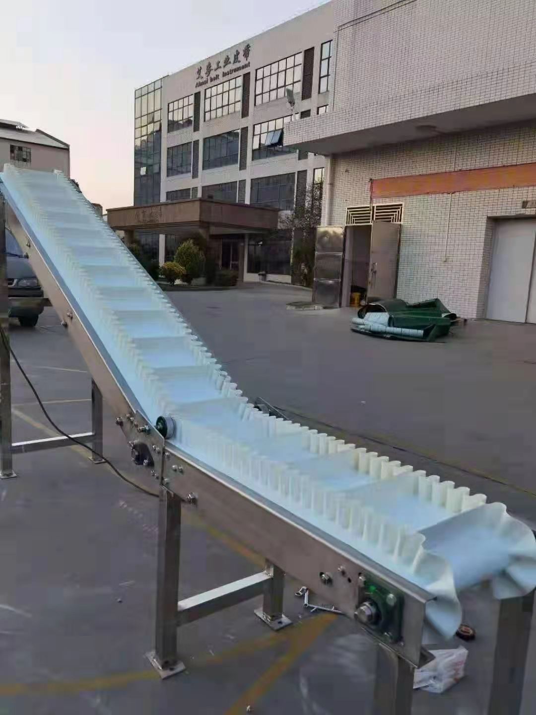 爬坡輸送機價格  爬坡輸送機廠家