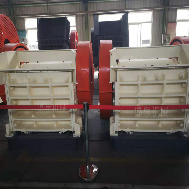 新型顎式破碎機(jī) 河卵石粉碎機(jī) 輝綠巖碎石機(jī) 鼎泉顎式破碎機(jī)