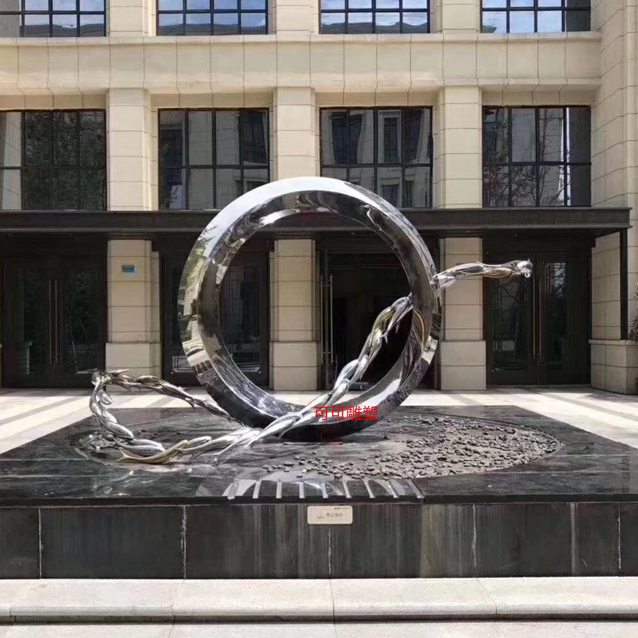 手工鍛打戶外銹鋼異形雕塑景觀擺件_304不銹鋼校園雕塑_金屬創(chuàng)意廣場雕塑_鏡面圓環(huán)月亮雕塑