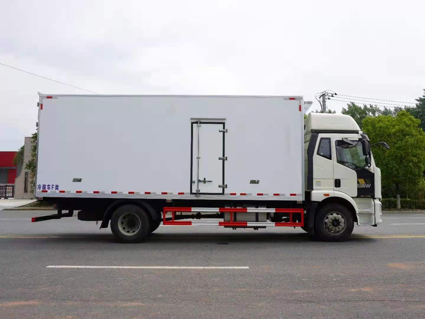 解放J6L高頂雙臥6米8冷藏車廠家自產(chǎn)自銷可以分期