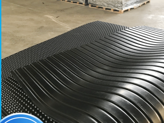 牛棚墊廠家供應(yīng)  牛棚墊少錢(qián)