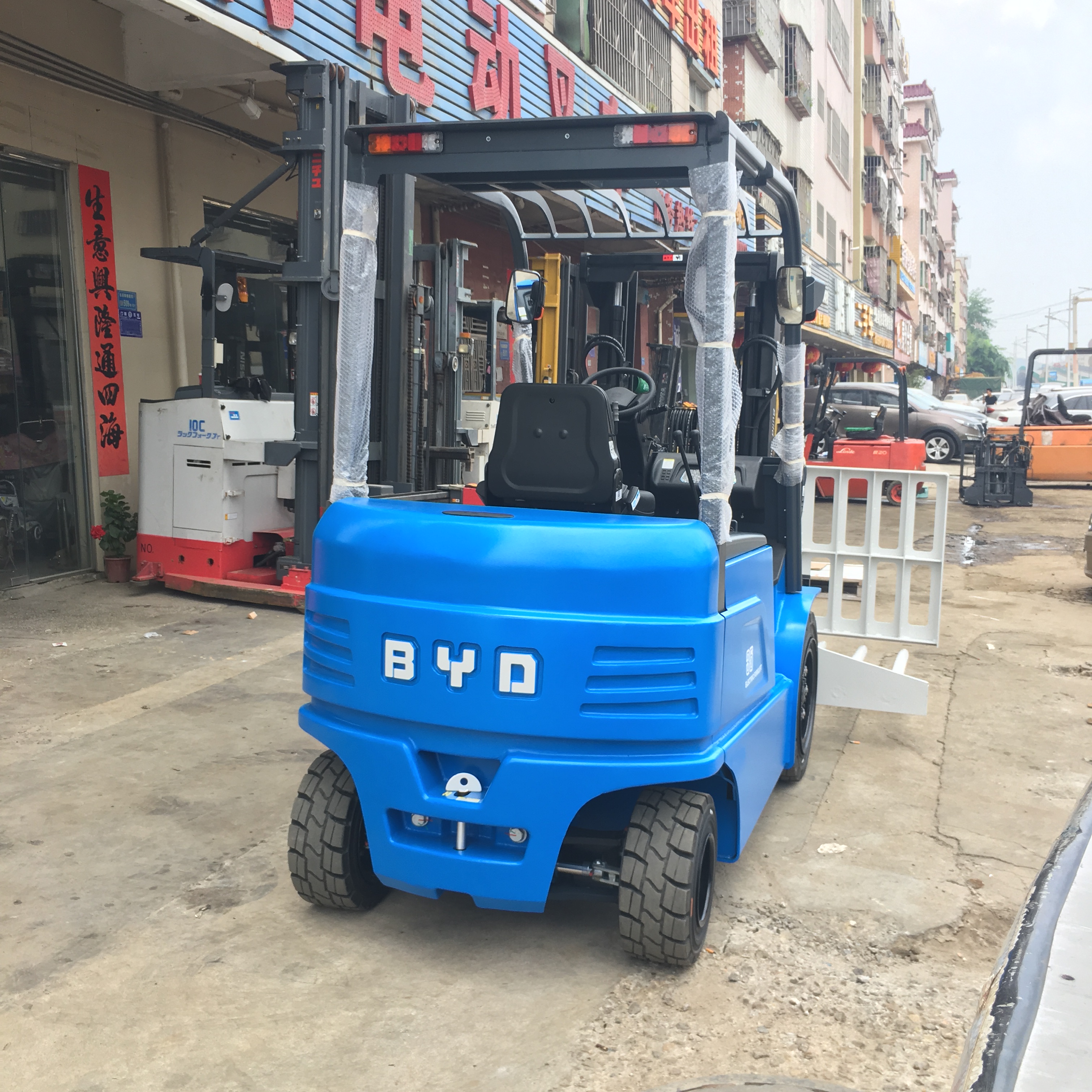 全新快裝型推出器配比亞迪電動(dòng)叉車(chē)