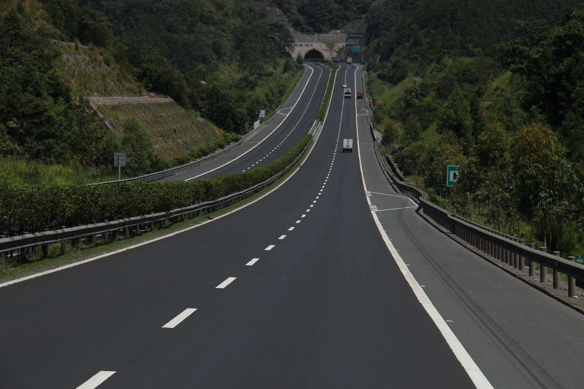 光明商業(yè)區(qū)瀝青道路修補(bǔ)路面攤鋪施