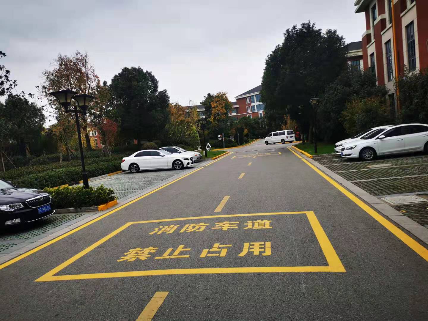 蘇州地下車庫劃線、園區(qū)防滑路面標(biāo)、車位劃線、道路劃線