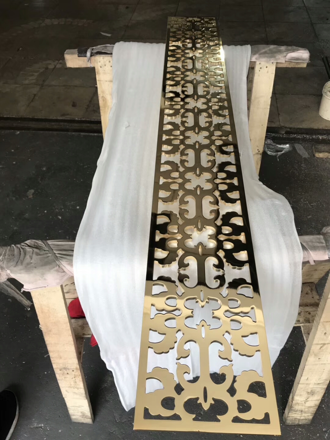 客廳玄關(guān)鋁藝鏤空隔斷鋁欄桿加工廠