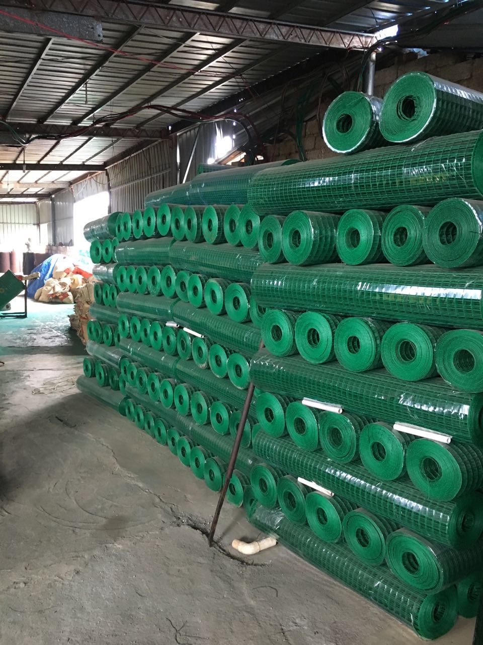廣西南寧荷蘭網(wǎng)廠，南寧養(yǎng)殖圈地圍欄網(wǎng)，波浪網(wǎng) 浸塑鐵絲網(wǎng) 恒燁篩網(wǎng)生產(chǎn)批發(fā)