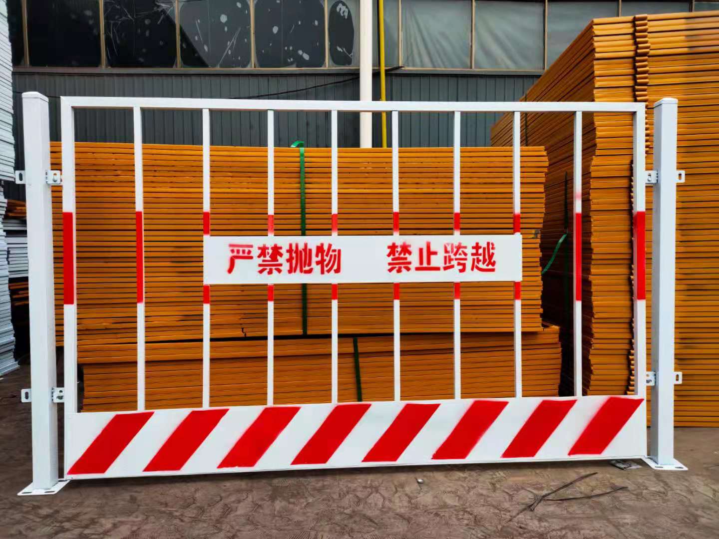 廣西南寧安全防護(hù)欄廠 南寧基坑護(hù)欄網(wǎng)廠 施工電梯井口安全門 基坑臨邊防護(hù)網(wǎng) 建筑施工隔離護(hù)欄 恒燁篩網(wǎng)定制