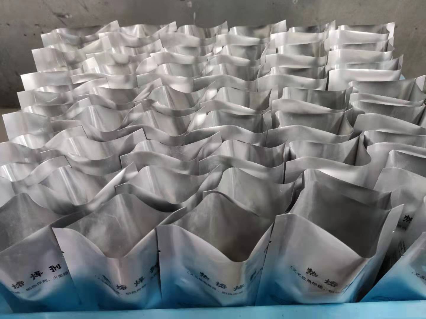 實(shí)體廠家生產(chǎn)熱熔焊劑