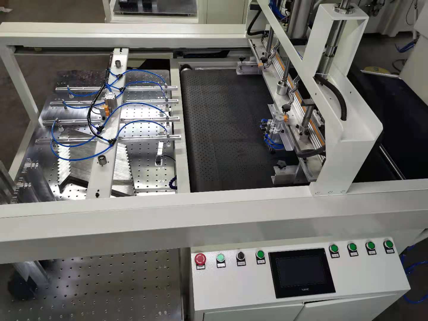 鑫喬絲網(wǎng)刮膠機(jī) 鑫喬自動(dòng)貼窗機(jī)
