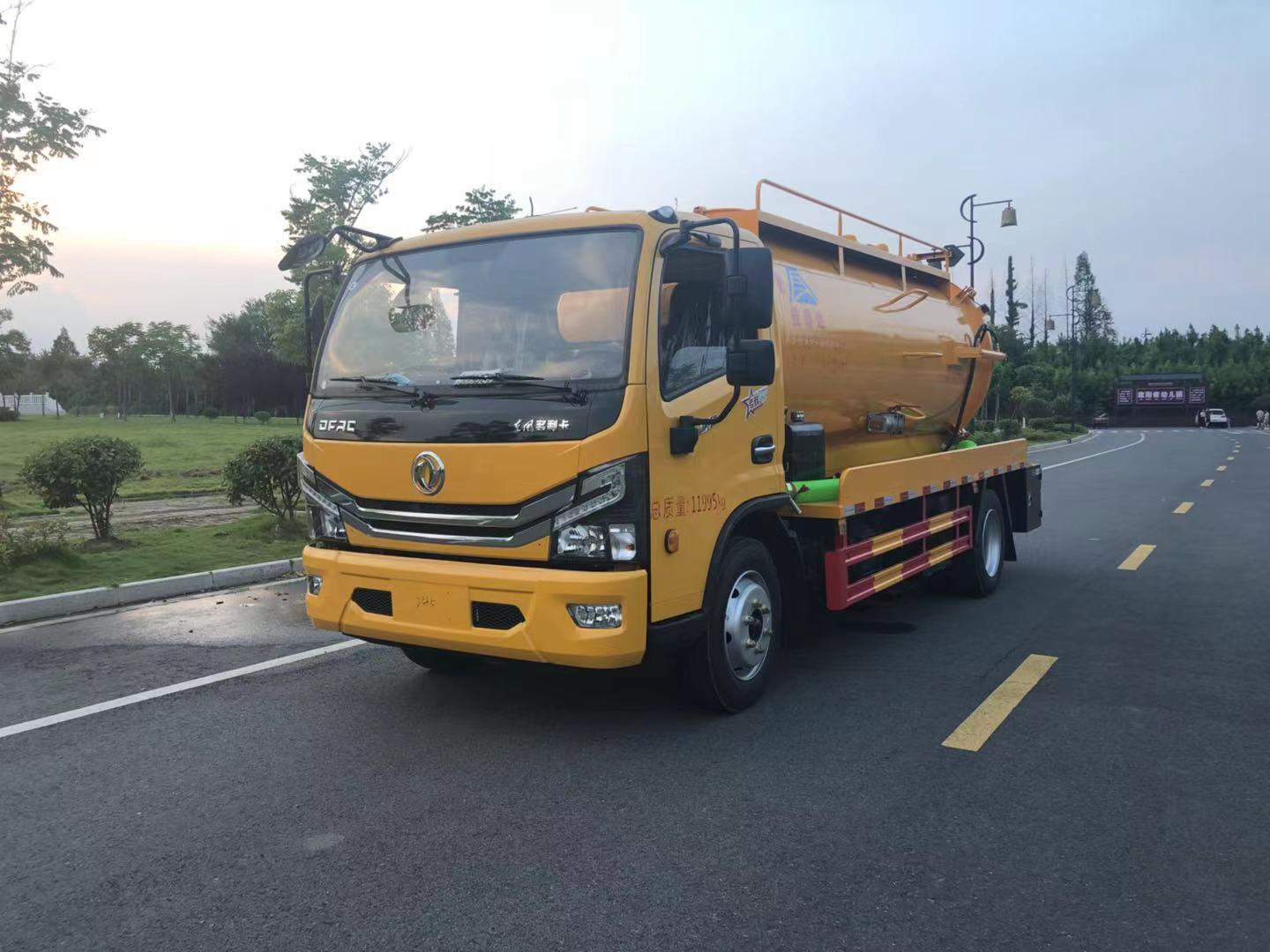 寧夏吳忠東風多利卡3方水7方污管道清洗吸污兩用車廠家價格