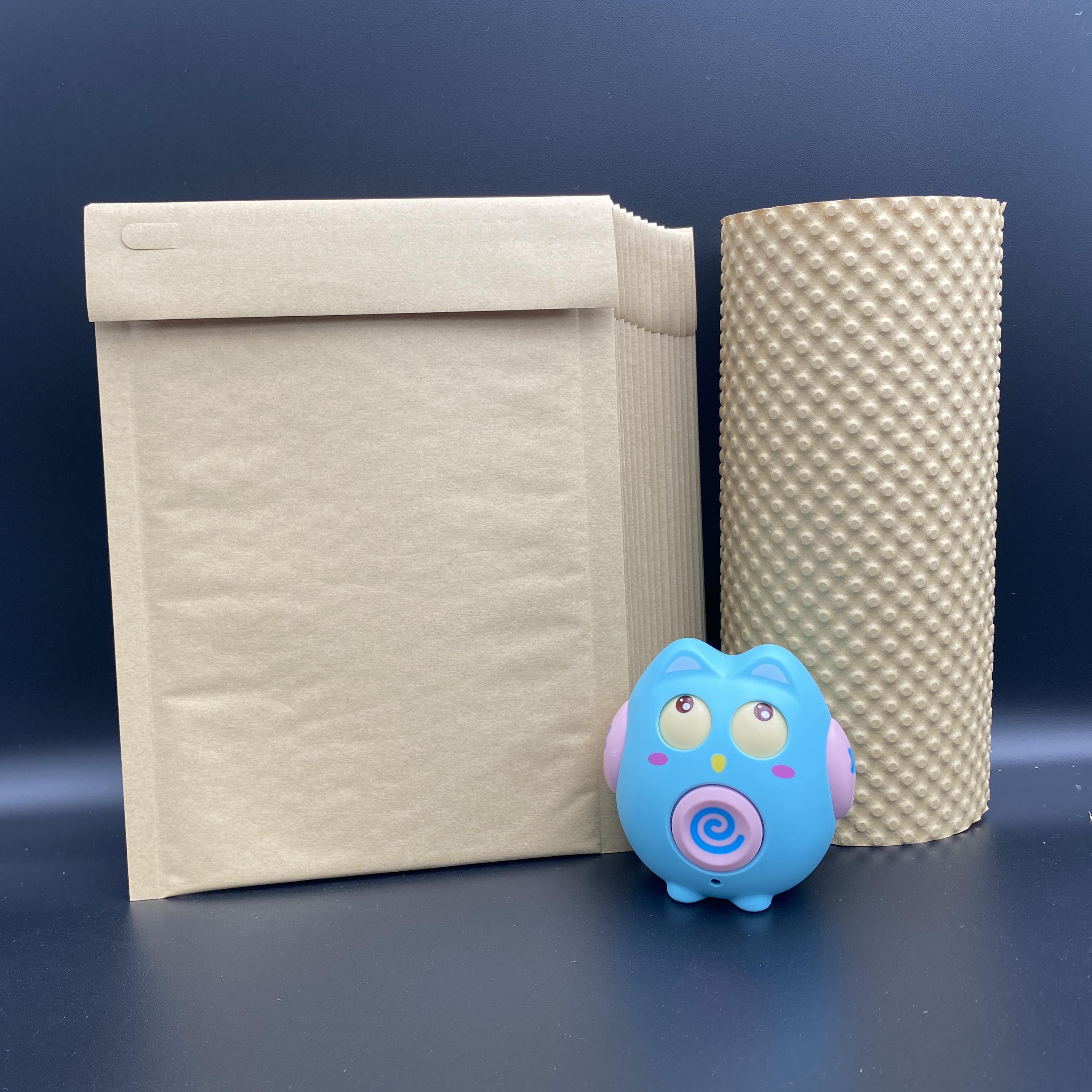 快遞電商用環(huán)?？苫厥?牛皮紙復(fù)蜂窩紙信封袋 找包裝選夢馬護(hù)航