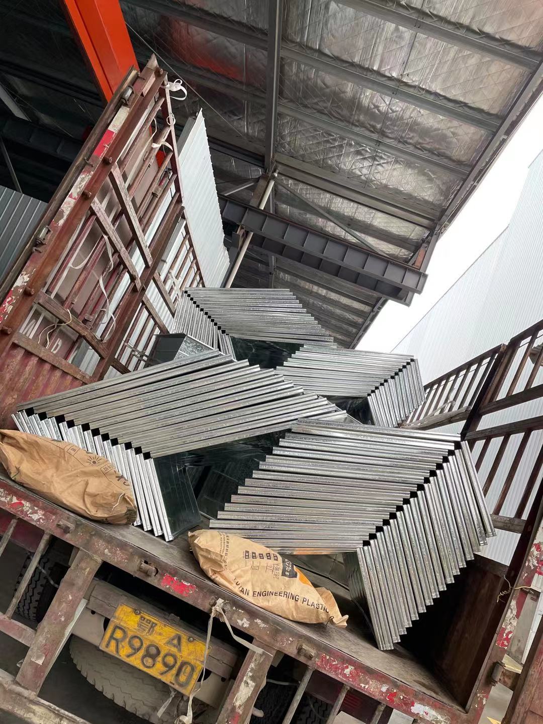 武漢白鐵皮風(fēng)管 鍍鋅焊接風(fēng)管制作 提供鍍鋅焊接風(fēng)管 武漢矩形風(fēng)管