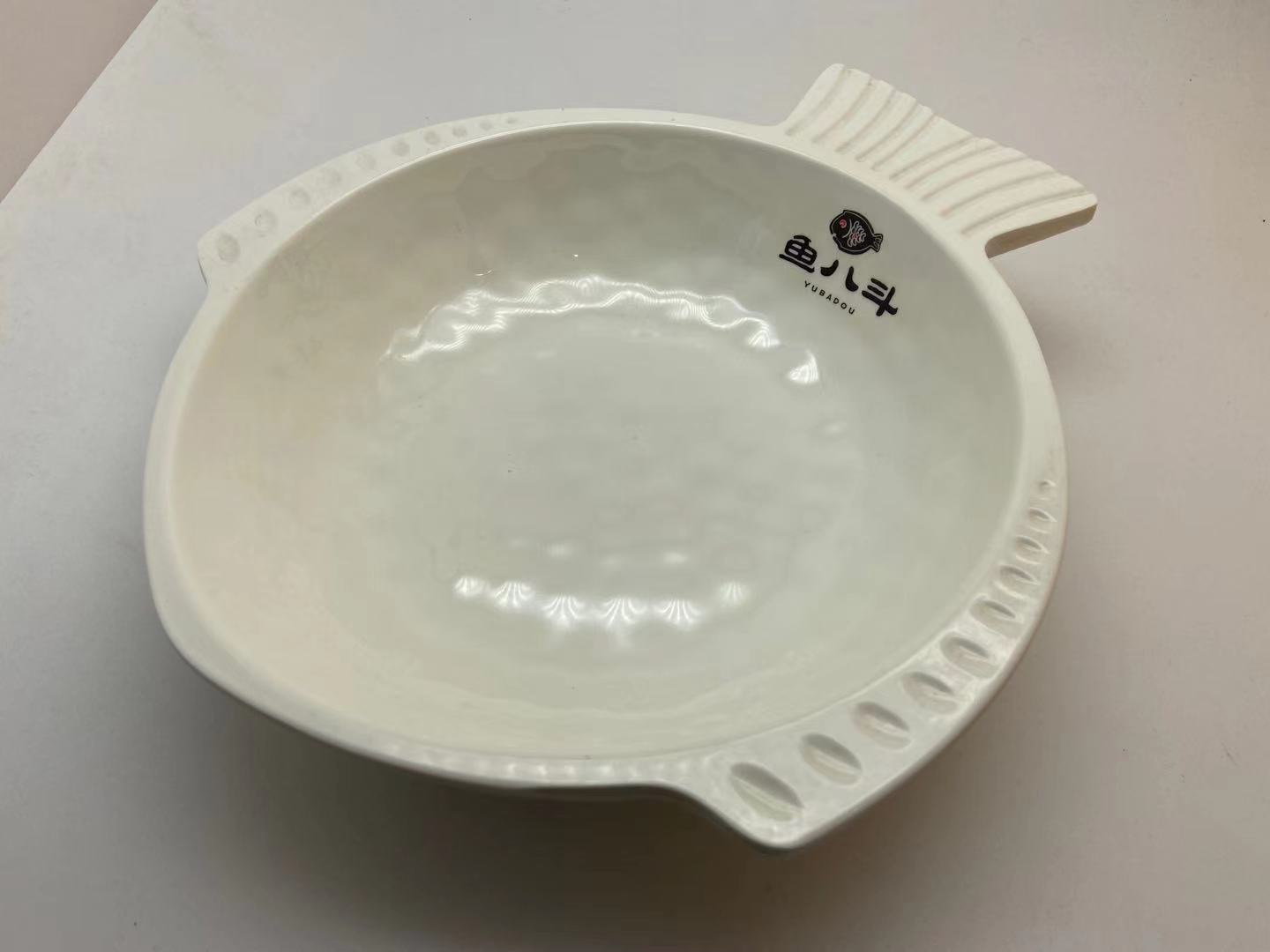 壹粵密胺酸菜魚(yú)盤(pán)子，魚(yú)形盤(pán)創(chuàng)意餐具，酸菜魚(yú)餐具定制