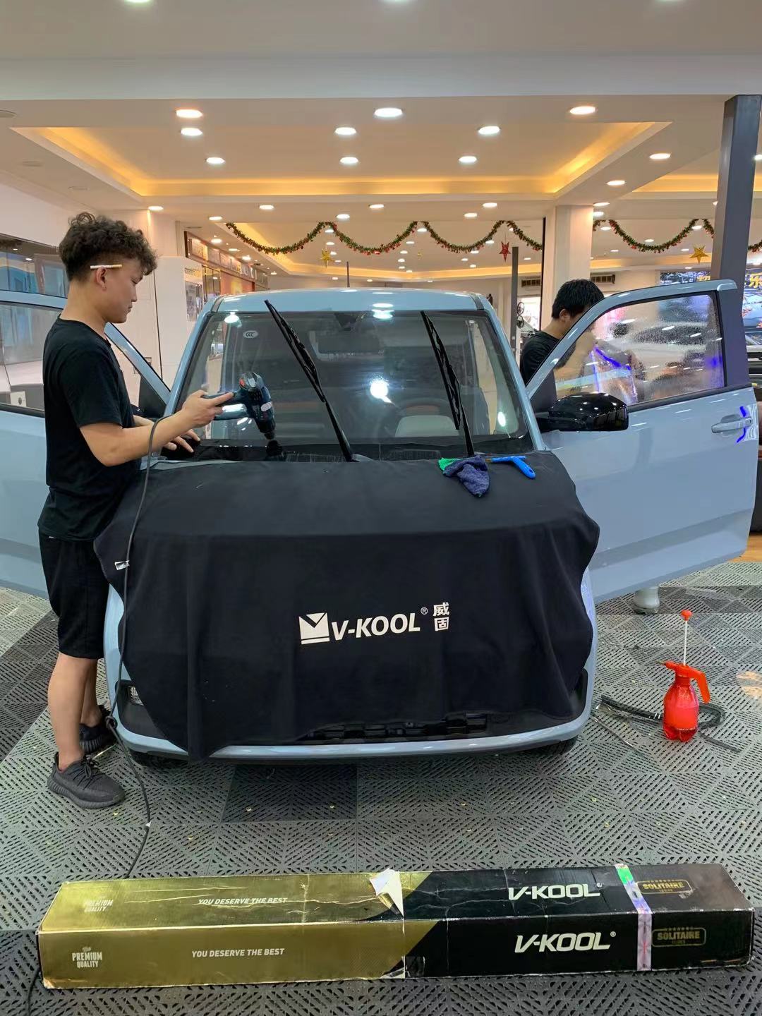 爆款促銷！ 店內(nèi)太陽膜施工圖片 施工過程我們會把師傅定型太陽膜的時候拍張圖片