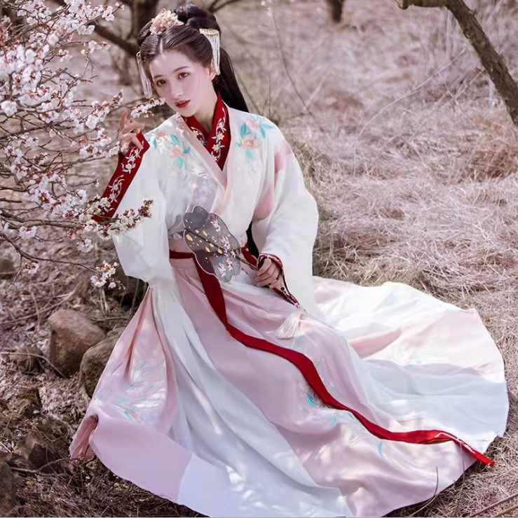 禮服、維密花仙子，杜家班納華服，