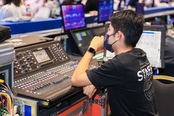 網(wǎng)絡(luò)視頻會議，輕直播助力企業(yè)重新定義企業(yè)會議