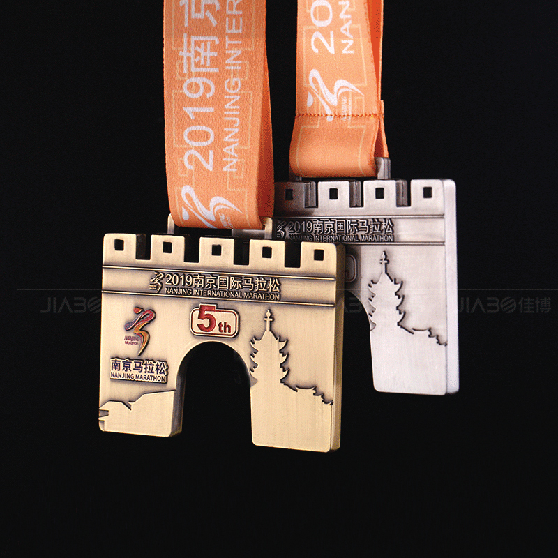 青銅工藝品跆拳道馬拉松獎(jiǎng)牌班?；照滦卣露ㄗ隹挂呓饘偌o(jì)念章定制
