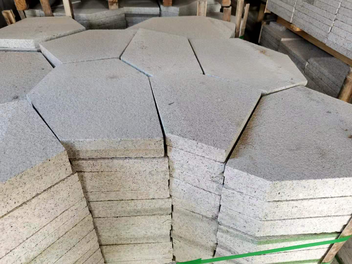 石嶺不規(guī)則冰裂紋碎拼價格 花崗巖冰裂紋生產(chǎn)廠家