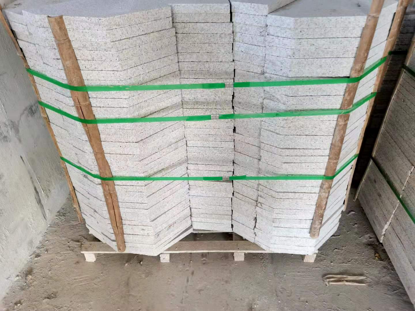 石嶺不規(guī)則冰裂紋碎拼價格 花崗巖冰裂紋生產(chǎn)廠家