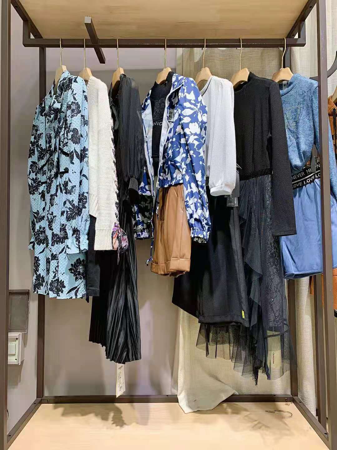 歐式輕奢潮牌尼歐2021秋品牌折扣女裝批發(fā) 工廠尾貨直發(fā) 尼歐2021秋