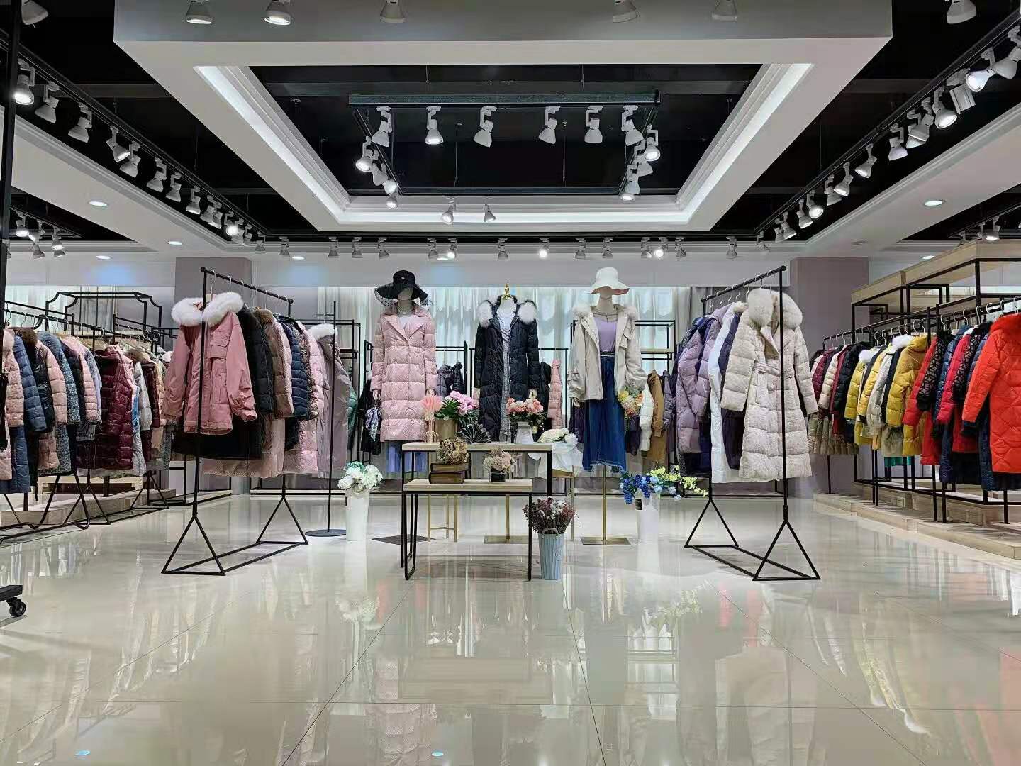 羽絨服品牌愷詩(shī)依2021年羽絨服三標(biāo)齊全折扣女裝批發(fā)一手貨源 女裝尾貨批發(fā)